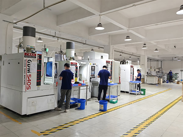 皮具定制廠(chǎng)家-廠(chǎng)房車(chē)間